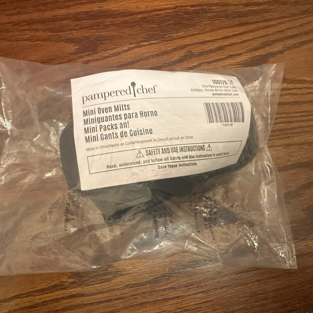 Pampered Chef Mini Oven Mitts #100176‎ Silicone Potholders Black New Sealed